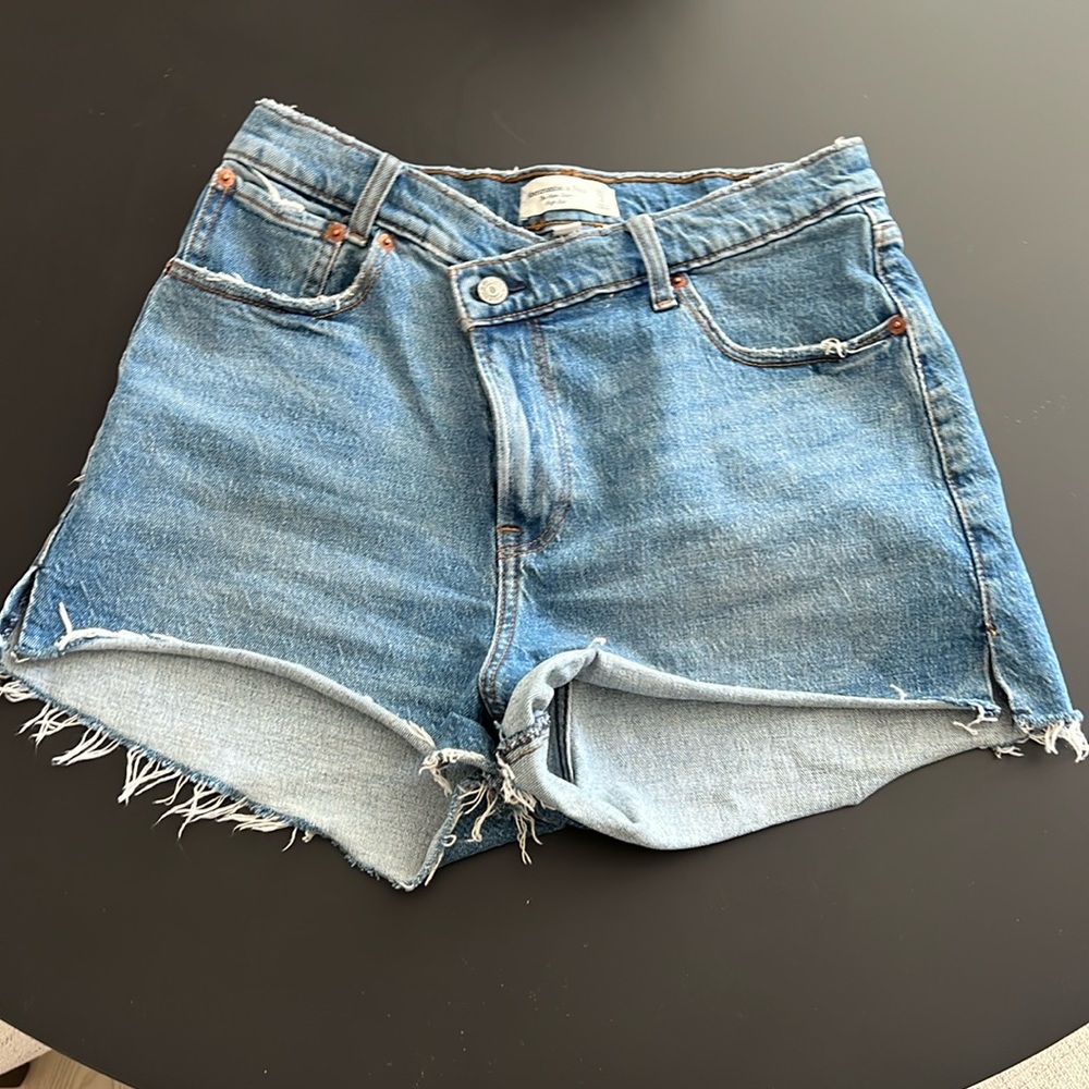 A&F Mom Short high rise cross button denim short